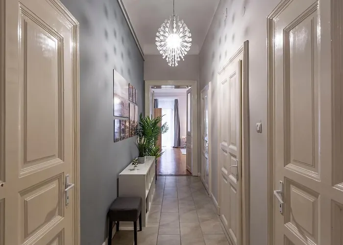 Spacious & Cozy Downtown Apartment With Balcony
