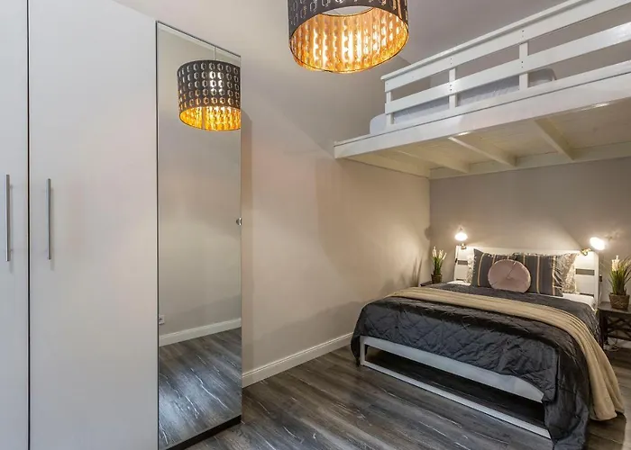 Spacious & Cozy Downtown Apartment With Balcony