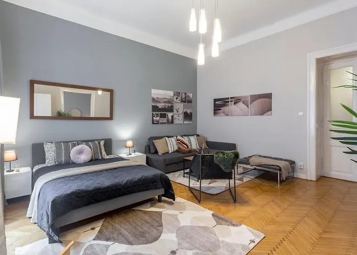 Spacious & Cozy Downtown Apartment With Balcony