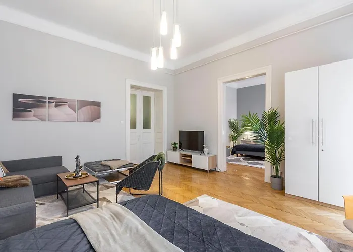 Spacious & Cozy Downtown Apartment With Balcony