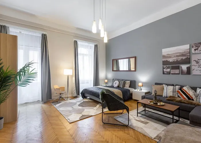 Spacious & Cozy Downtown Apartment With Balcony